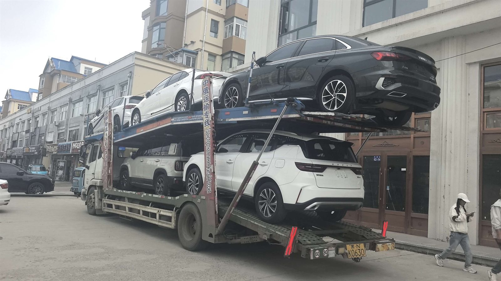 Автомобили на автовозе перед отправкой