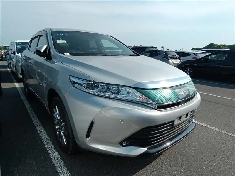 Toyota Harrier на автомобильной площадке